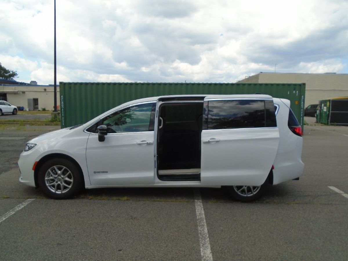 2024 CHRYSLER PACIFICA - Image 12