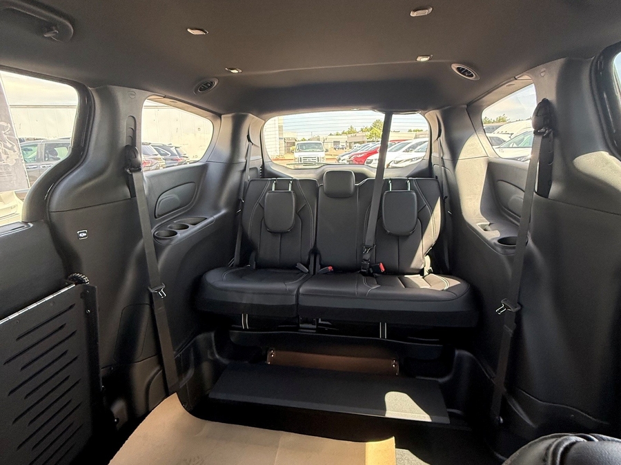 Número de imagen Chrysler Pacifica negro 27