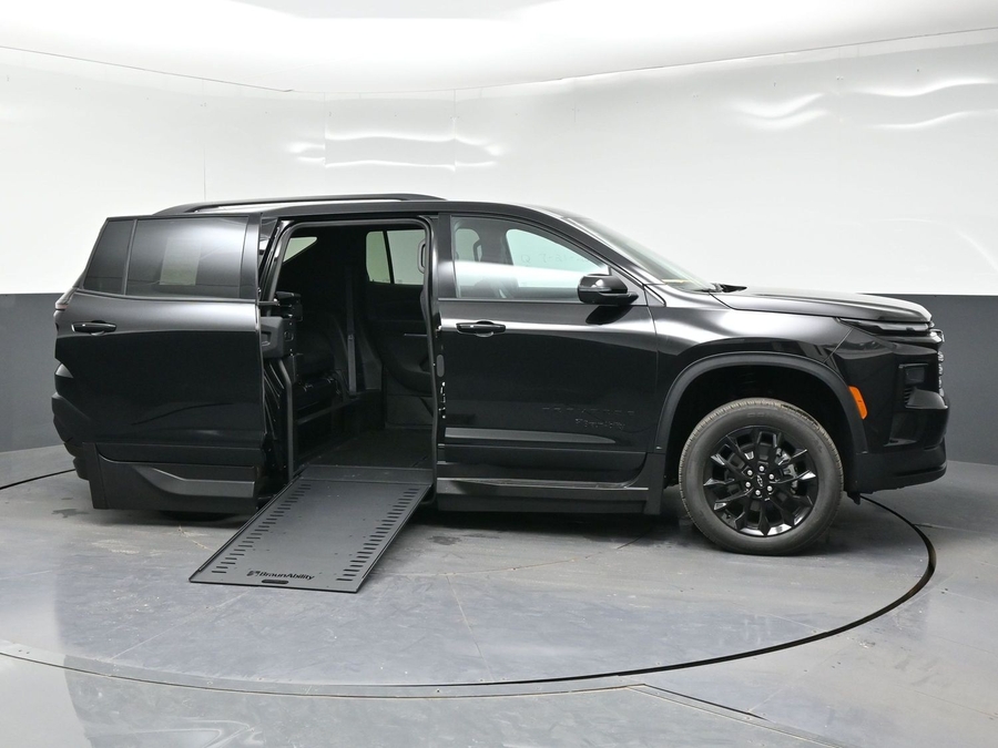New 2026 Chevrolet Traverse 1LT Midnight - BraunAbility Side Entry In Floor Automatic Ramp