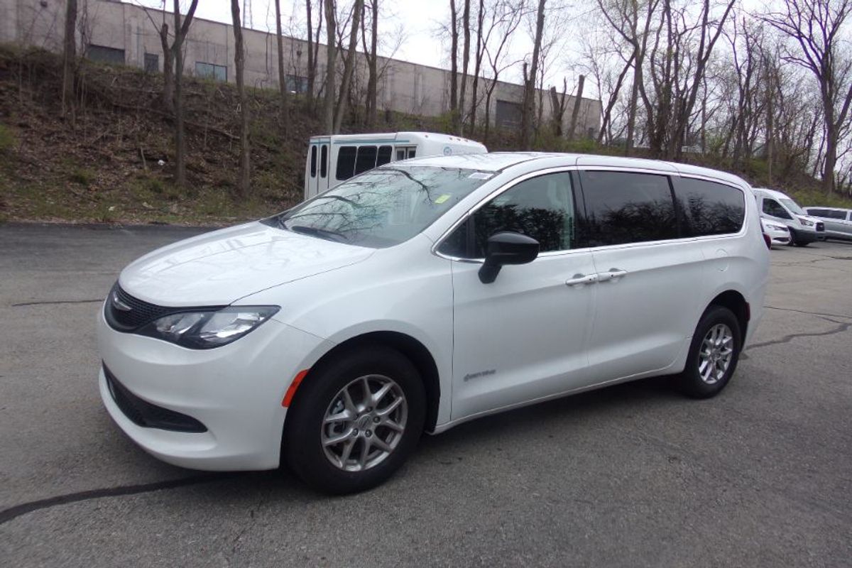 White Chrysler Voyager image number 2