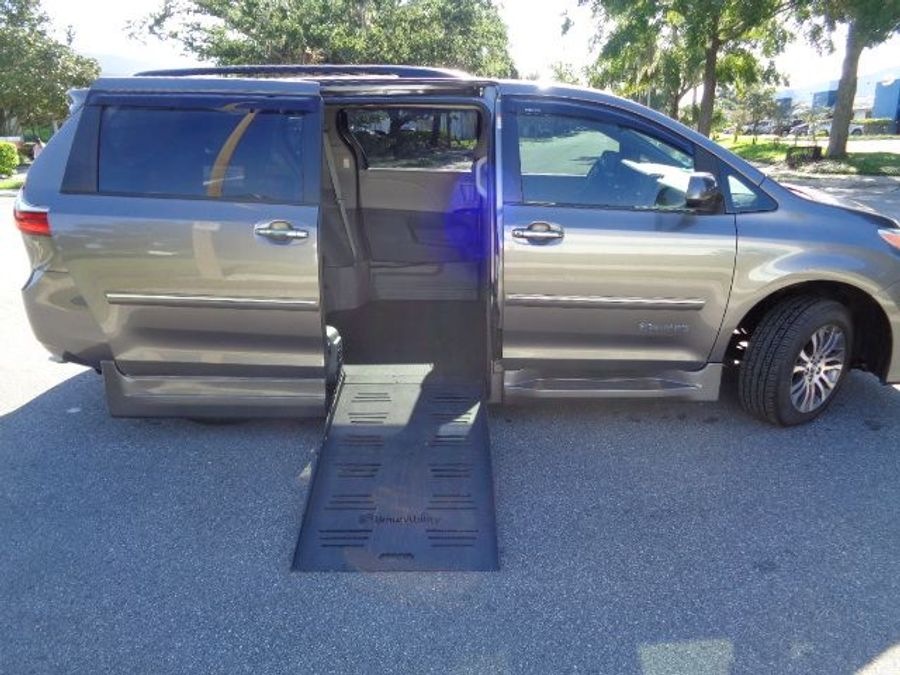 Used 2020 Toyota Sienna XLE Base - BraunAbility Side Entry Entry Fold Out Automatic Ramp