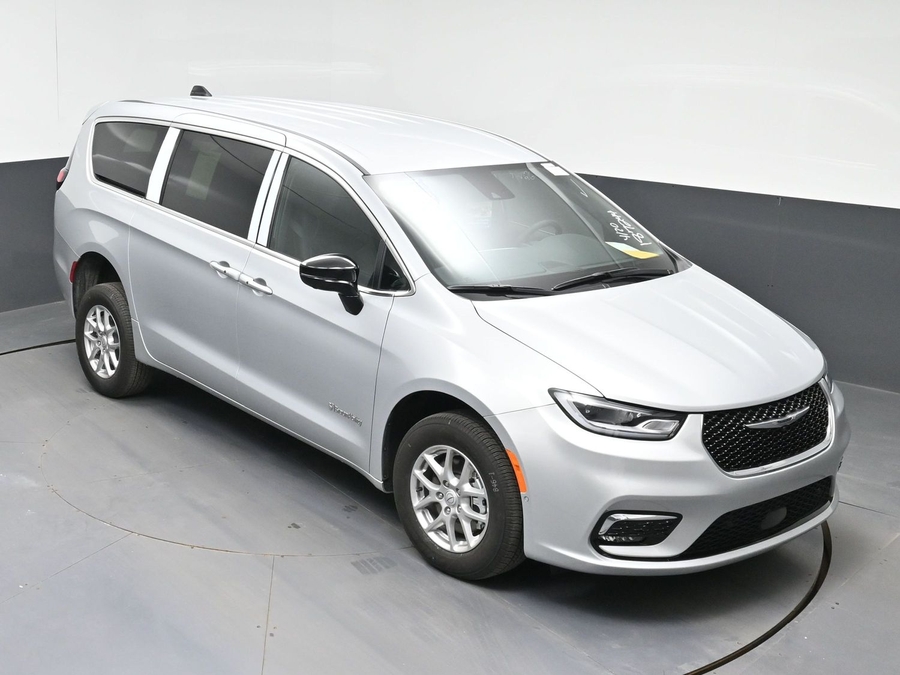 Silver Chrysler Pacifica image number 21