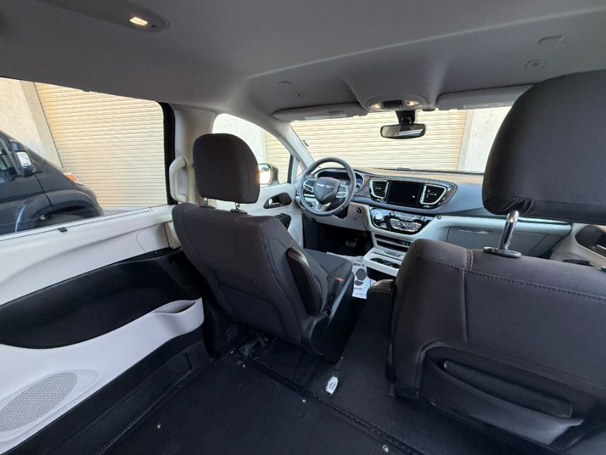 Grey Chrysler Pacifica image number 2