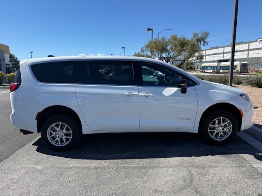 White Chrysler Voyager image number 10