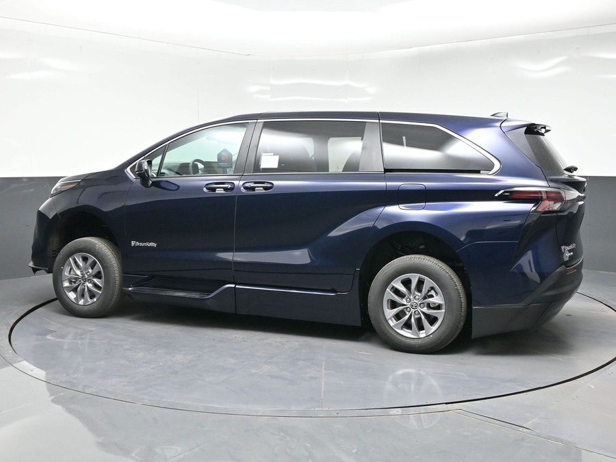 New 2026 Toyota Sienna Hybrid LE - BraunAbility Side Entry In Floor Automatic Ramp