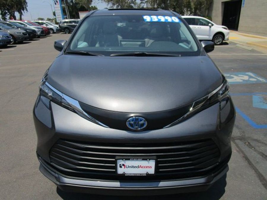 New 2025 Toyota Sienna Hybrid XLE Plus - BraunAbility Side Entry Entry In Floor Automatic Ramp