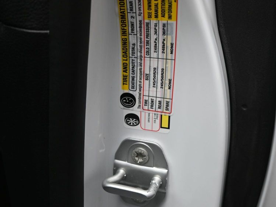 White Chrysler Pacifica image number 23