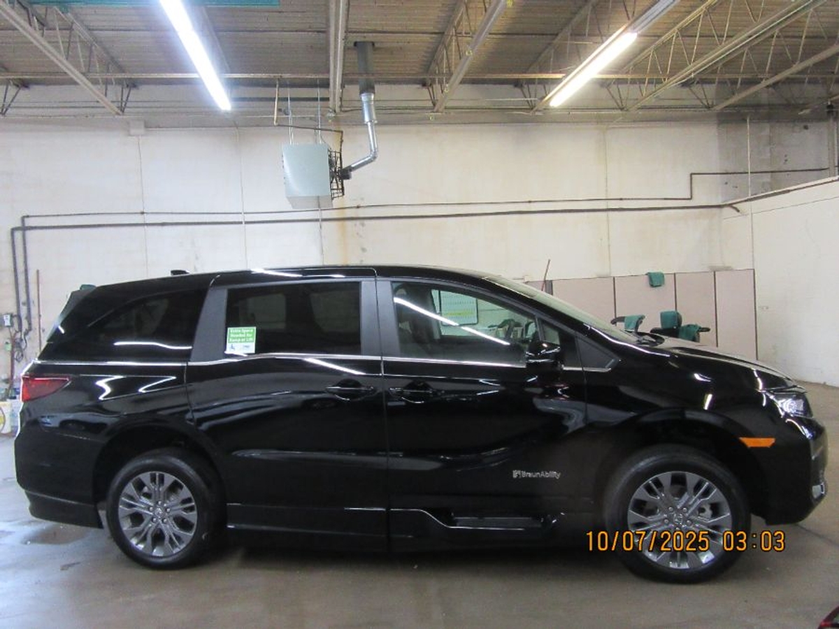 Black Honda Odyssey image number 13