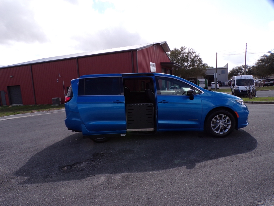 Blue Chrysler Pacifica image number 9