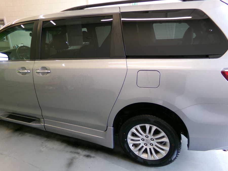 Silver Toyota Sienna image number 14