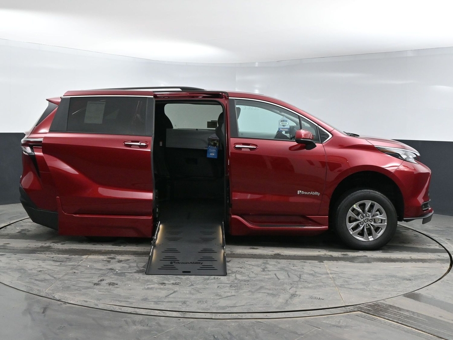 New 2025 Toyota Sienna Hybrid XLE Plus - BraunAbility Side Entry Entry Fold Out Automatic Ramp