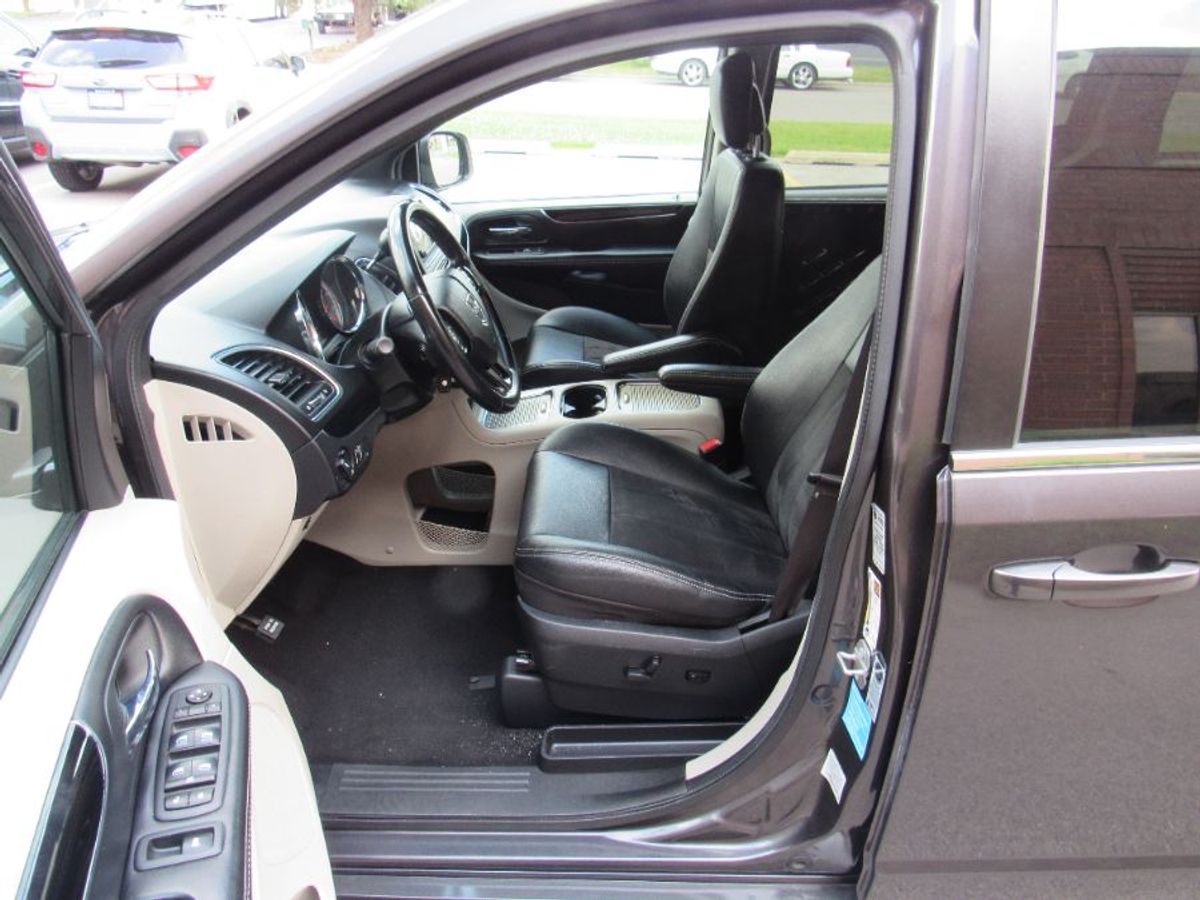 Grey Dodge Grand Caravan image number 2