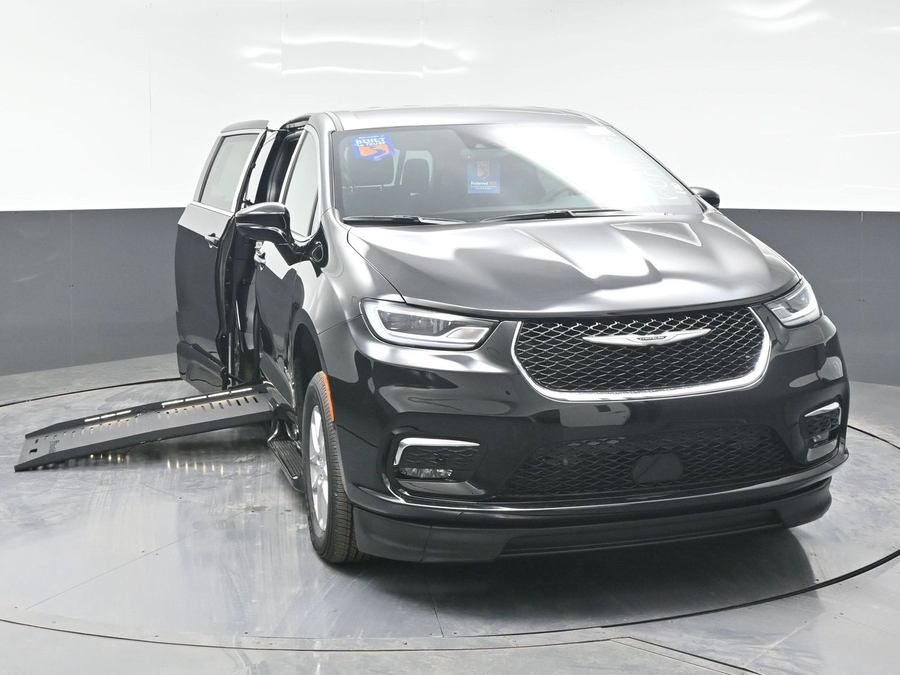 New 2025 Chrysler Pacifica Select Safety - BraunAbility Side Entry Entry Fold Out Automatic Ramp