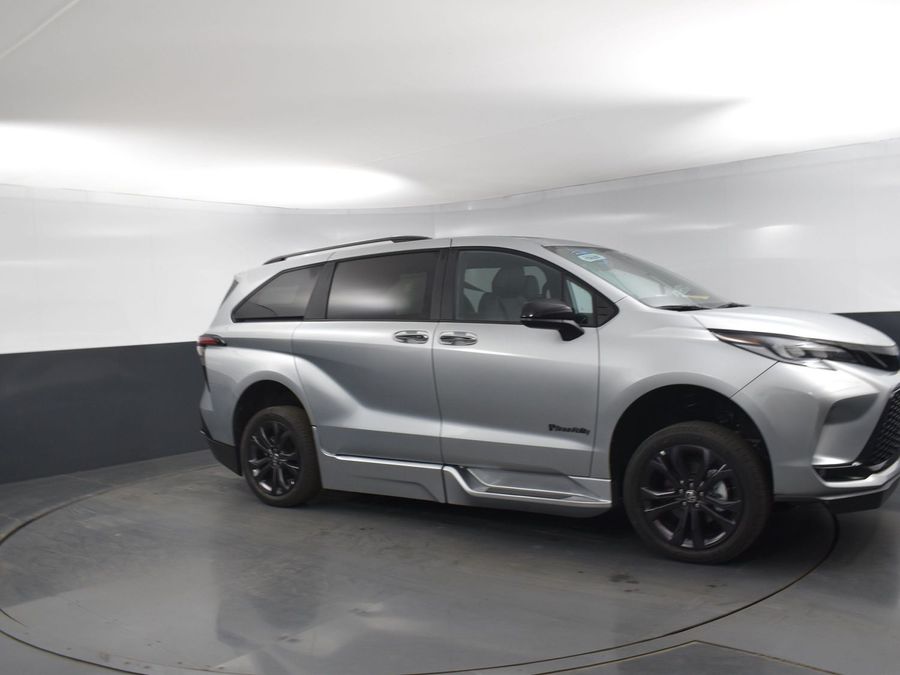 New 2025 Toyota Sienna Hybrid XSE Sport - BraunAbility Side Entry Entry Fold Out Automatic Ramp
