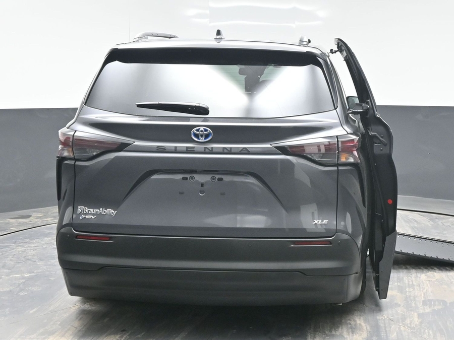 New 2025 Toyota Sienna Hybrid XLE Plus - BraunAbility Side Entry Entry In Floor Automatic Ramp