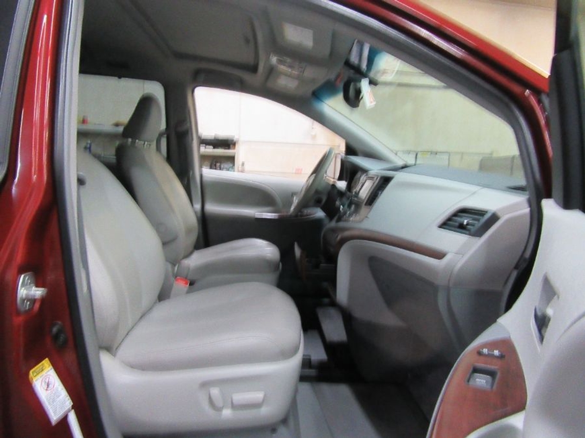 2014 TOYOTA SIENNA - Image 21