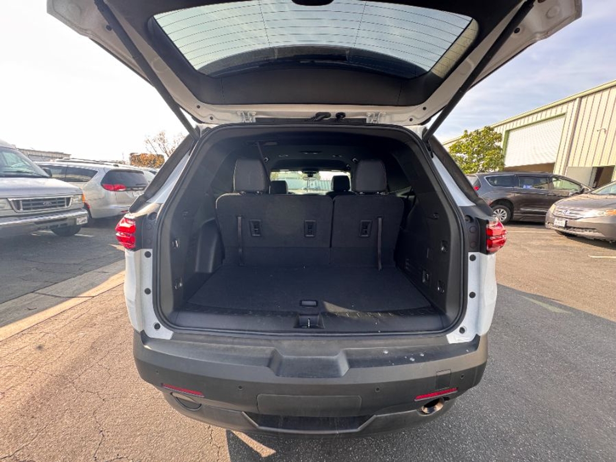 White Chevrolet Traverse image number 5