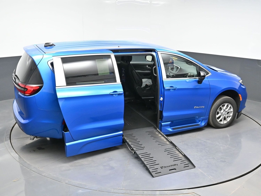 Blue Chrysler Pacifica image number 22
