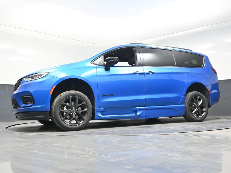 New 2026 Chrysler Pacifica Select Sport - BraunAbility Side Entry Entry Fold Out Automatic Ramp