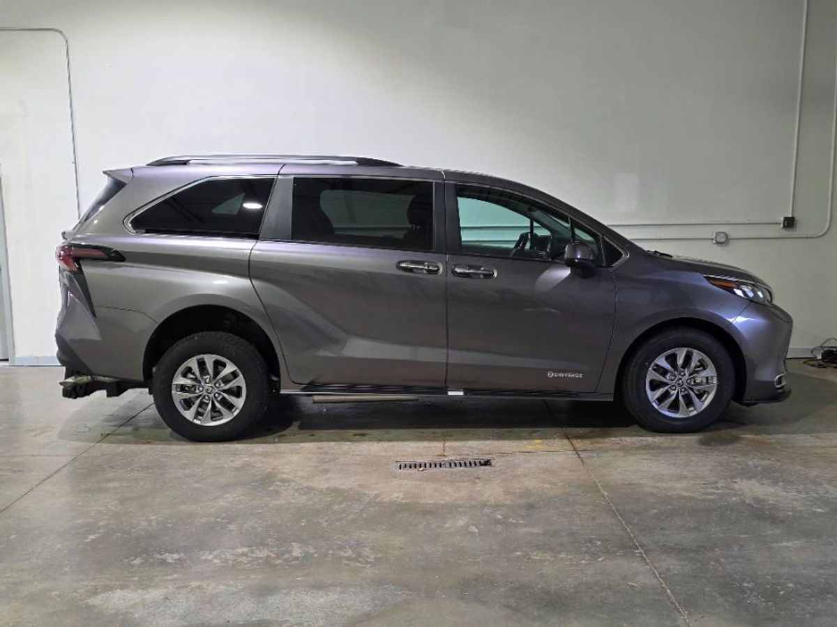 Grey Toyota Sienna image number 3