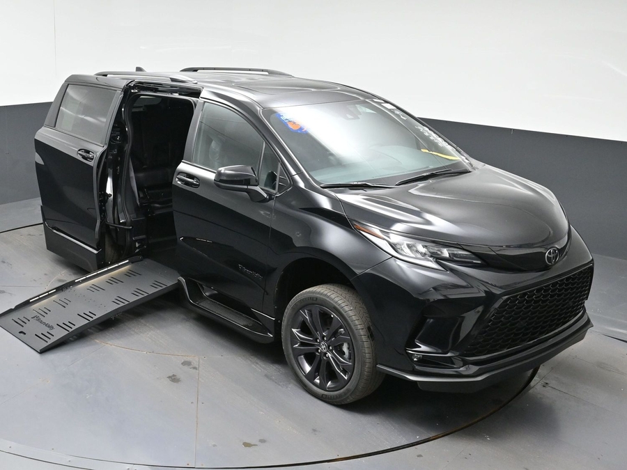 New 2026 Toyota Sienna Hybrid XSE Sport - BraunAbility Side Entry Fold Out Automatic Ramp