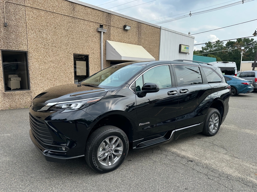 Black Toyota Sienna image number 14