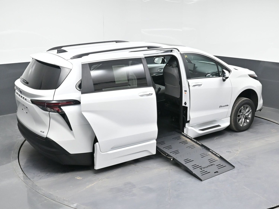New 2026 Toyota Sienna Hybrid XLE Add - BraunAbility Side Entry Entry Fold Out Automatic Ramp