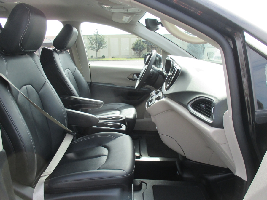 Black Chrysler Pacifica image number 17