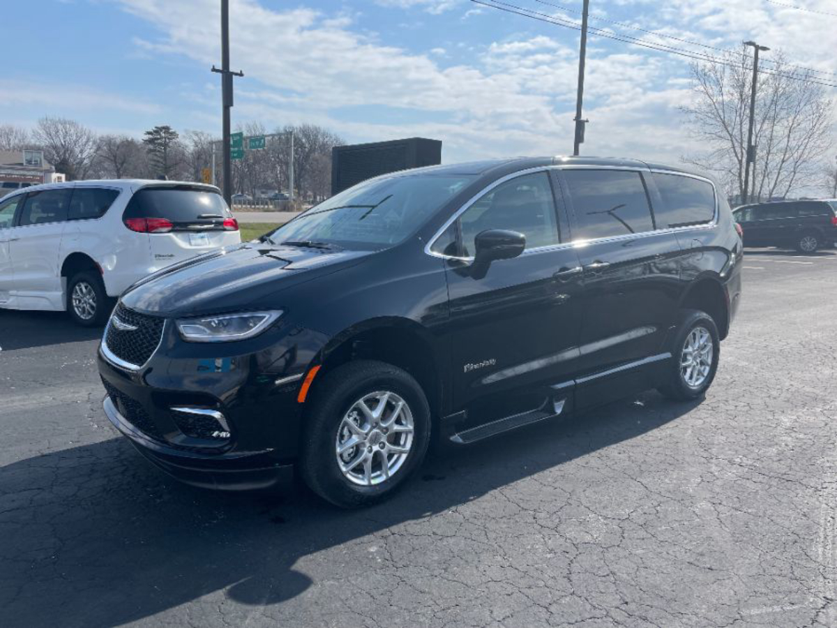 2023 CHRYSLER PACIFICA - Image 4