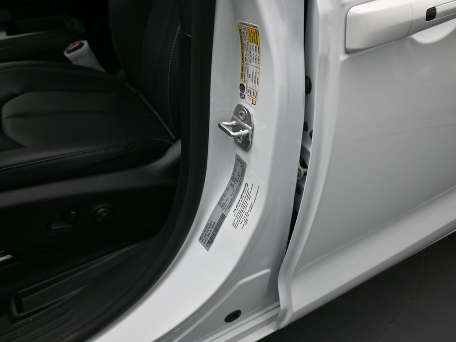 White Chrysler Voyager image number 20