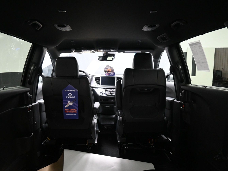 Black Chrysler Pacifica image number 12
