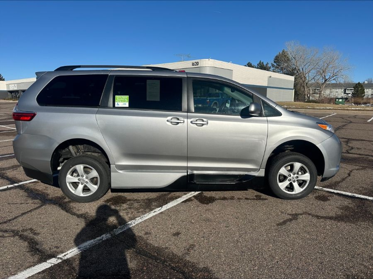 Silver Toyota Sienna image number 6