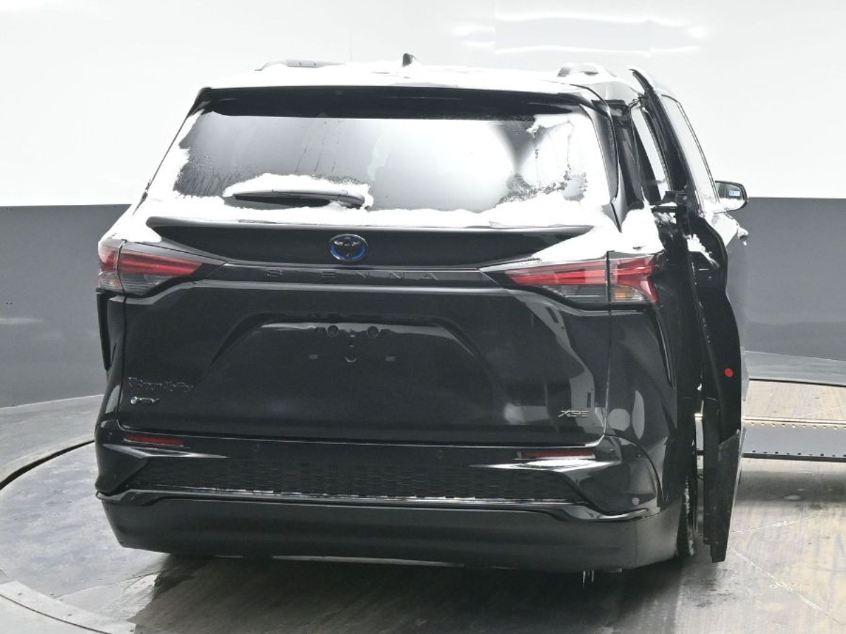 Black Toyota Sienna image number 5