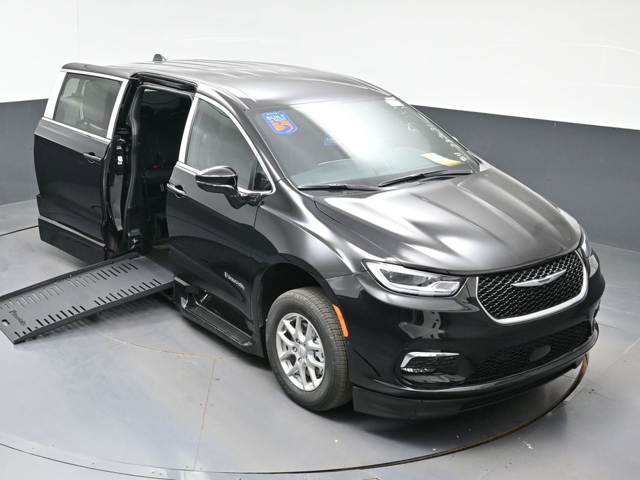 Black Chrysler Pacifica image number 20