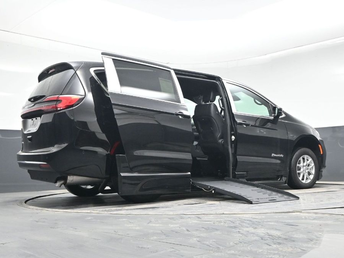 Black Chrysler Pacifica image number 18