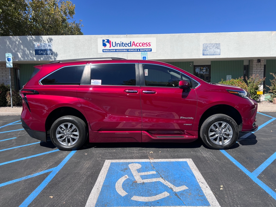 Used 2021 Toyota Sienna Hybrid XLE Plus - BraunAbility Side Entry Fold Out Automatic Ramp