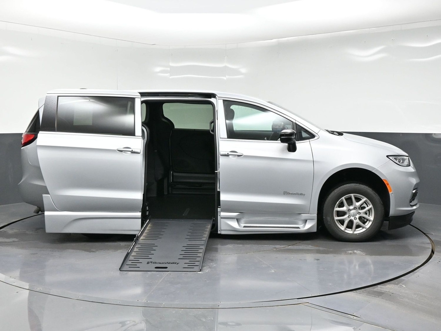 New 2026 Chrysler Pacifica Select Safety - BraunAbility Side Entry Entry Fold Out Automatic Ramp