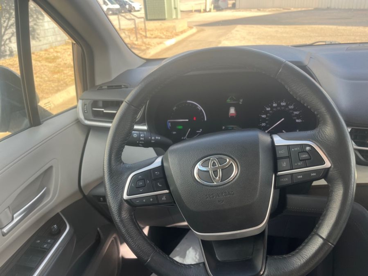 Grey Toyota Sienna image number 3