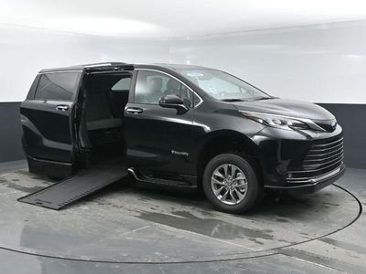 Black Toyota Sienna image number 8