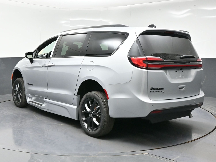 New 2026 Chrysler Pacifica Select Sport - BraunAbility Side Entry In Floor Automatic Ramp