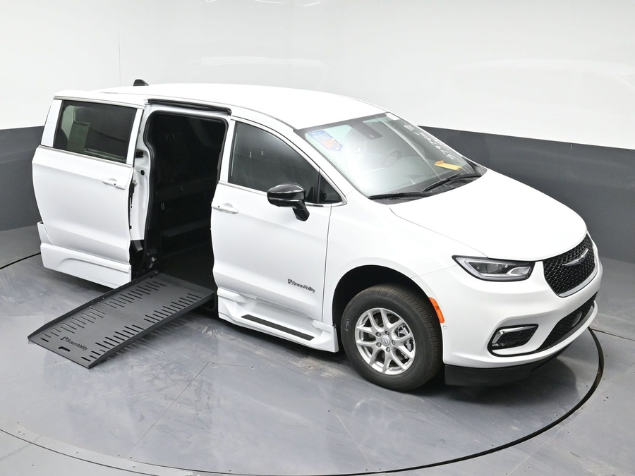 New 2025 Chrysler Pacifica Select Safety - BraunAbility Side Entry Entry Fold Out Automatic Ramp