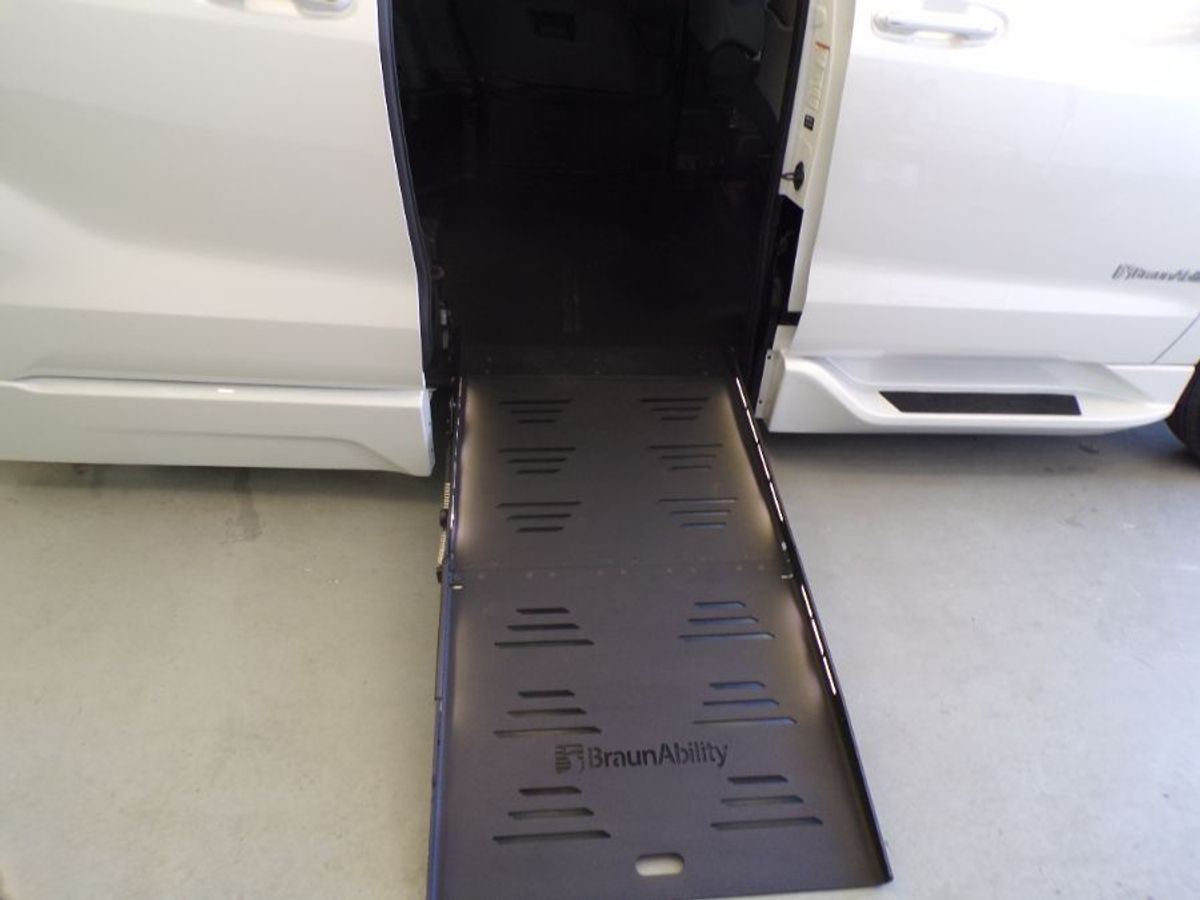 White Toyota Sienna image number 11
