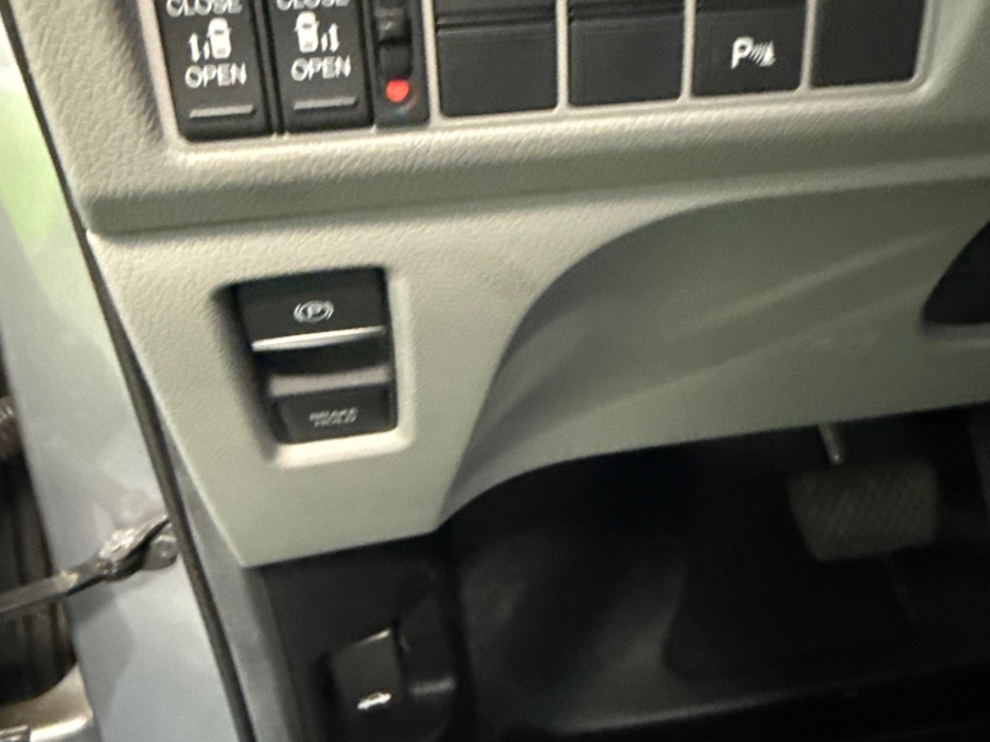 Silver Honda Odyssey image number 22