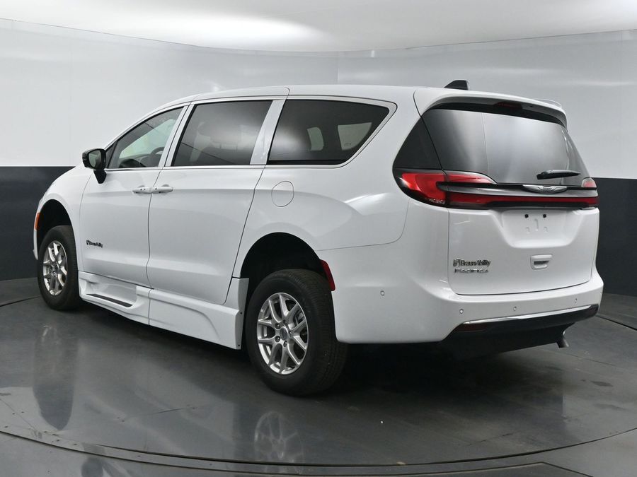 New 2025 Chrysler Pacifica Select Safety - BraunAbility Side Entry Entry Fold Out Automatic Ramp