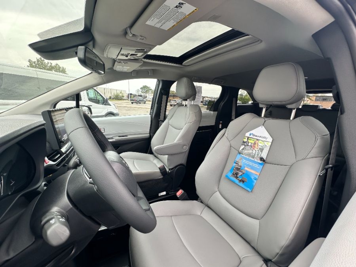2025 TOYOTA SIENNA - Image 9