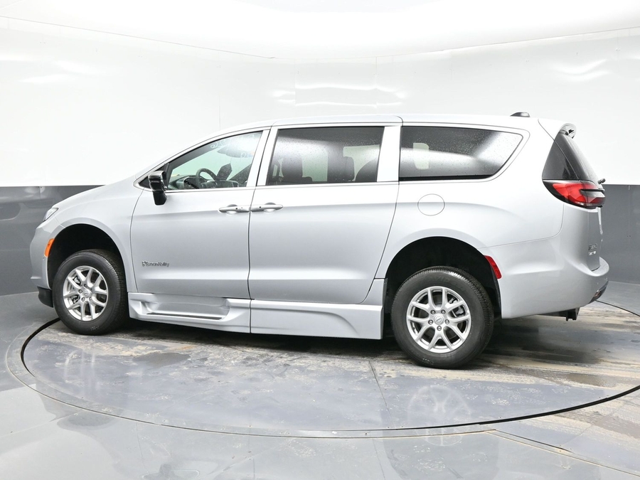 Silver Chrysler Pacifica image number 1