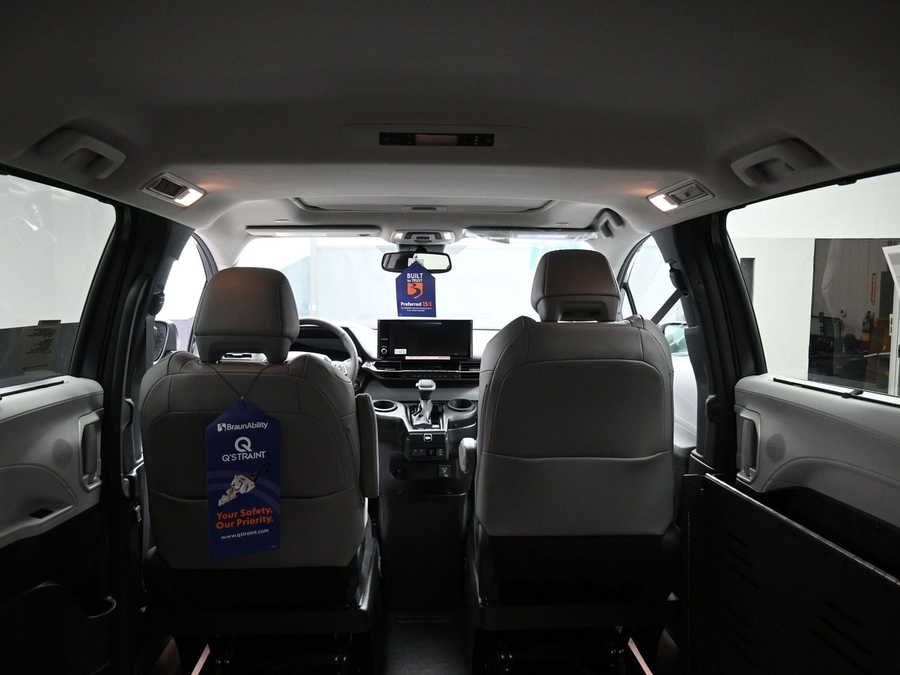 Grey Toyota Sienna image number 9
