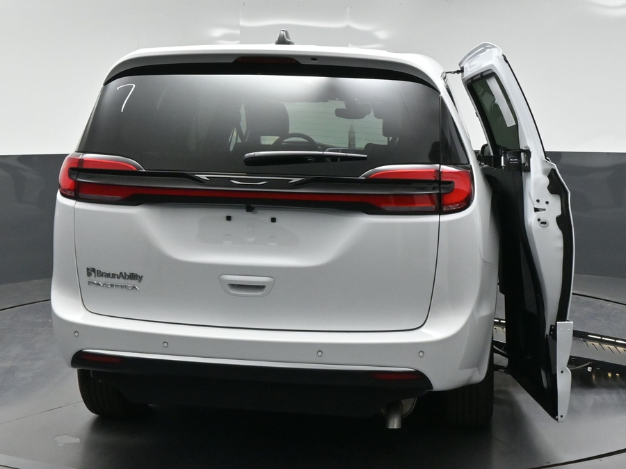 New 2027 Chrysler Pacifica Select Safety - BraunAbility Side Entry Fold Out Automatic Ramp
