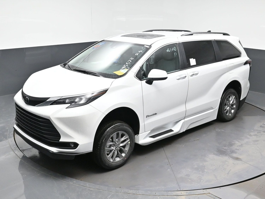 White Toyota Sienna image number 20