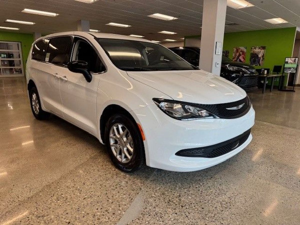 White Chrysler Voyager image number 5